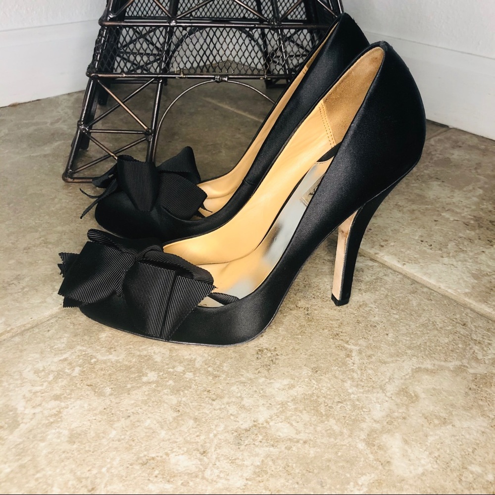Badgley Mischka bow pumps